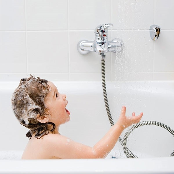 Chia sẻ "mẹo" chọn sen tắm khi gia đình có con nhỏ