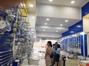 Không khí mua hàng tại showroom Hải Linh