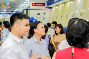 Theo chân khách hàng mua hàng giảm giá nhận thêm quà tại Showroom Hải Linh
