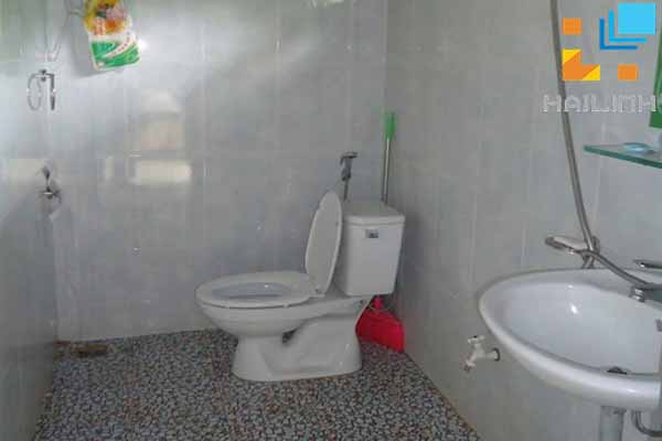 Mẫu nhà vệ sinh gộp chung phòng tắm và vệ sinh cũng rất phổ biến