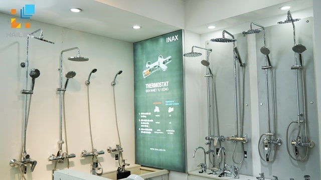 Khách hàng được trải nghiệm thực tế nhiều mẫu sen tắm cây Inax ở Showroom Hà Đông