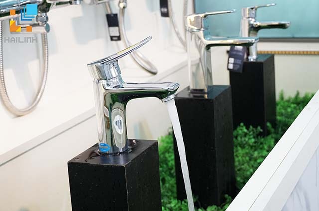 Các sản phẩm sen vòi được lắp đặt sẵn đường nước để khách hàng dùng thử