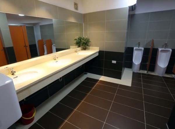 Các thiết bị vệ sinh bố trí trong nhà vệ sinh công cộng dành cho nam